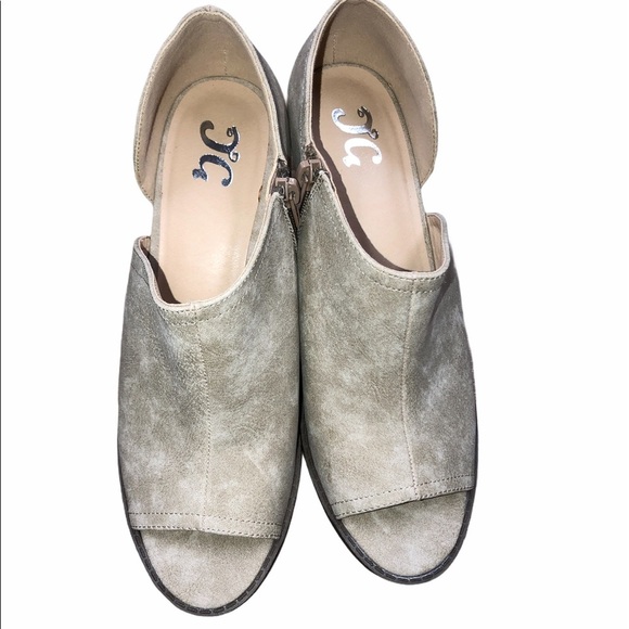 Tan size 8 1/2 open ankle zippered booties - Picture 3 of 9